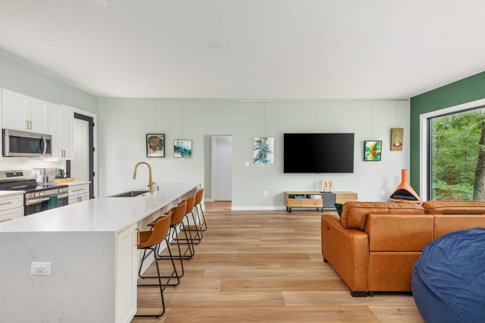 Communal lounge/ TV room, TV and multimedia, Living room, Seating area, Evening entertainment