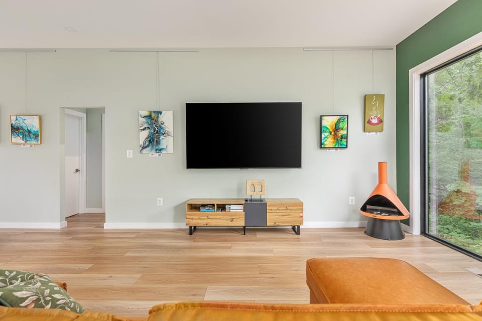Communal lounge/ TV room, TV and multimedia, Living room, Seating area, Evening entertainment