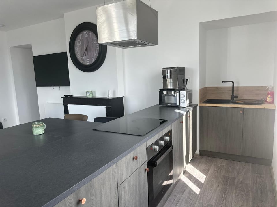 Coffee/tea facilities, Kitchen or kitchenette, oven, stove