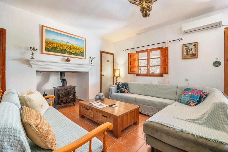 TV and multimedia, Living room, Seating area, air conditioner