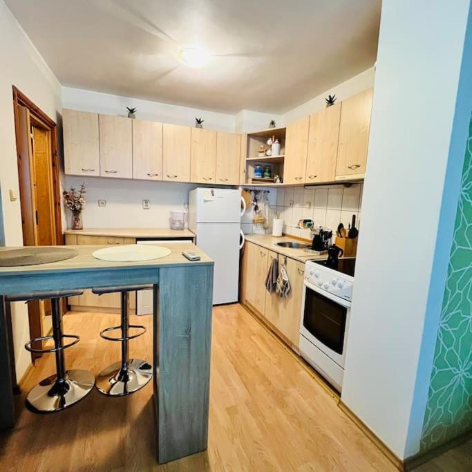 Kitchen or kitchenette, Dining area, oven, stove