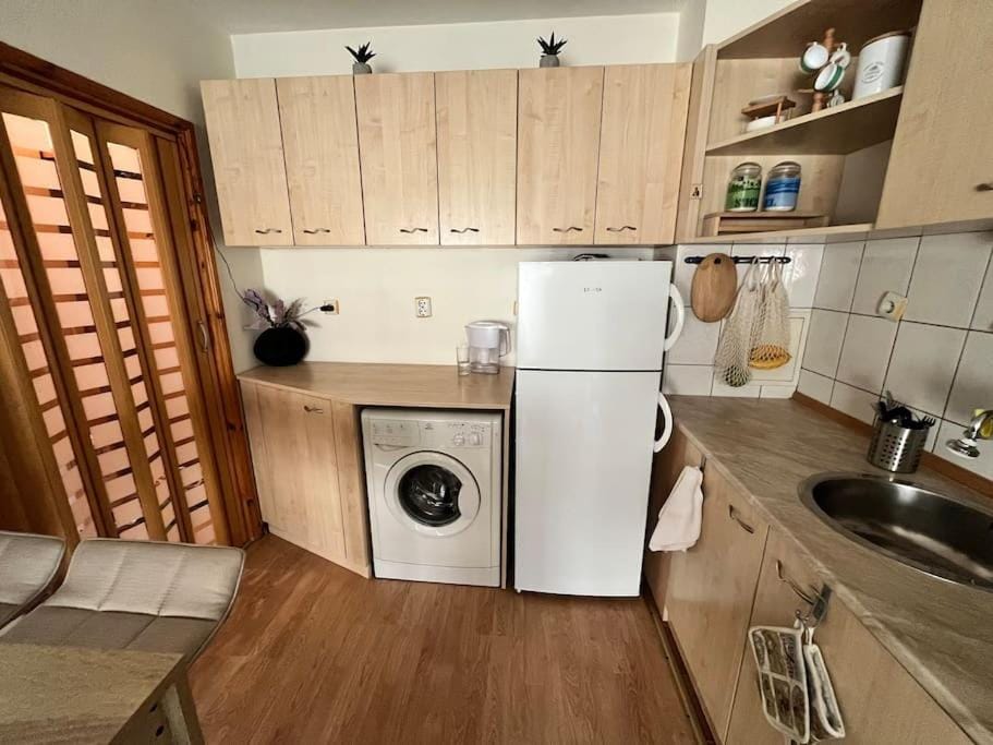 Coffee/tea facilities, Kitchen or kitchenette, oven, stove, washing machine