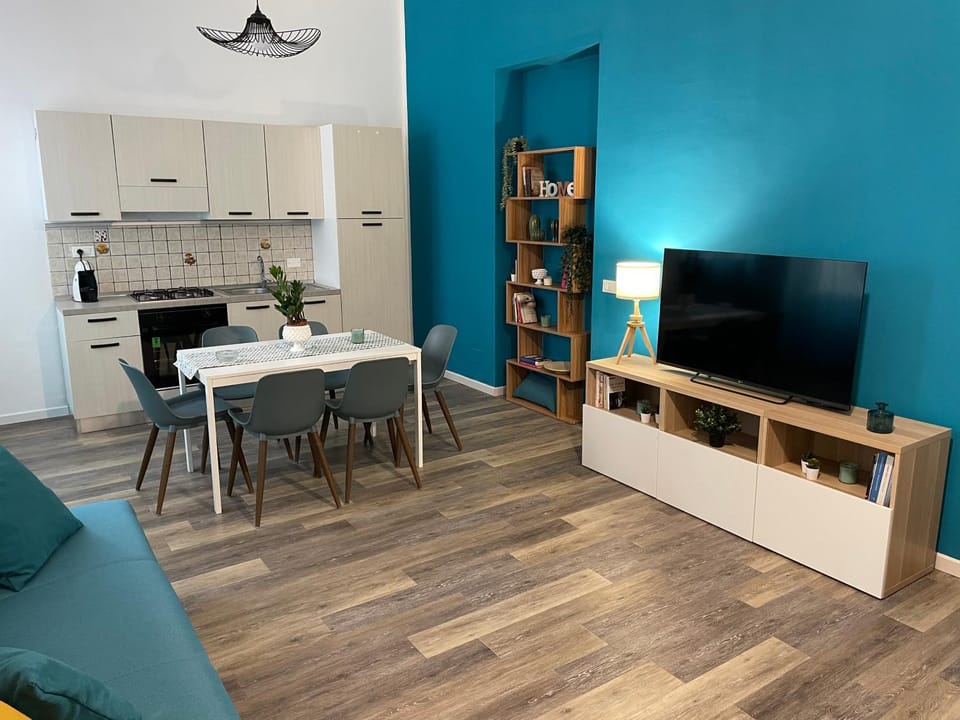 Communal lounge/ TV room, TV and multimedia, Kitchen or kitchenette, Living room, Dining area, oven