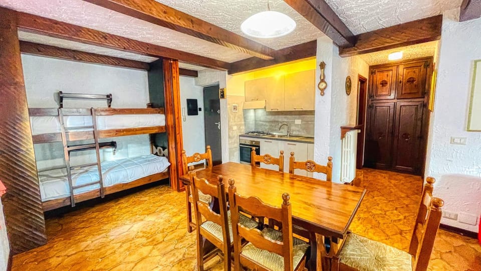 Photo of the whole room, Dining area