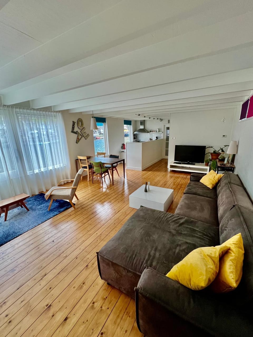 Houseboat on the Nieuwe Keizersgracht Docked boat in Amsterdam