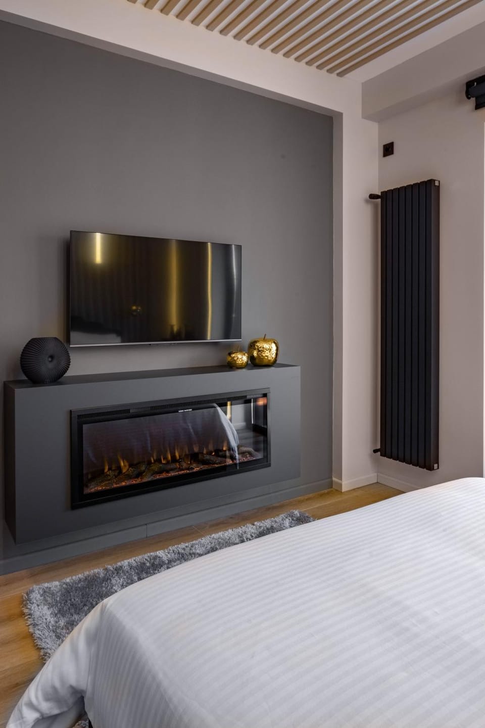Bed, Decorative detail, fireplace