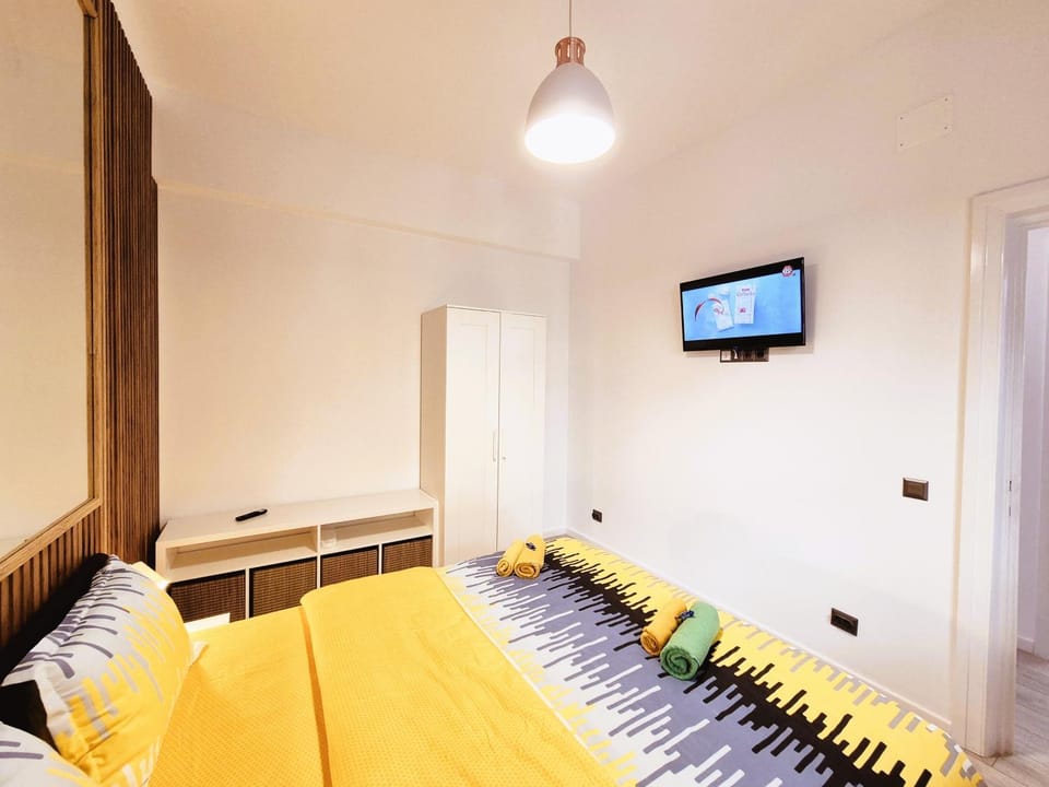 Bed, TV and multimedia, Photo of the whole room, Bedroom