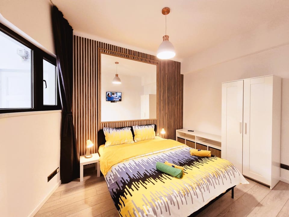 Bed, TV and multimedia, Bedroom