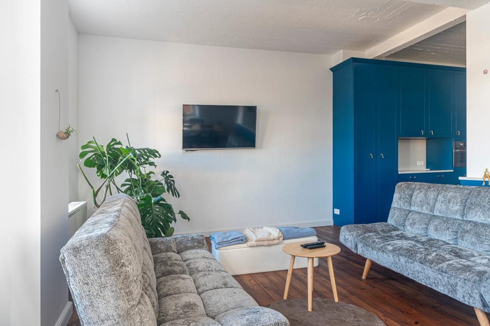 Communal lounge/ TV room, TV and multimedia, Living room, Seating area, Evening entertainment