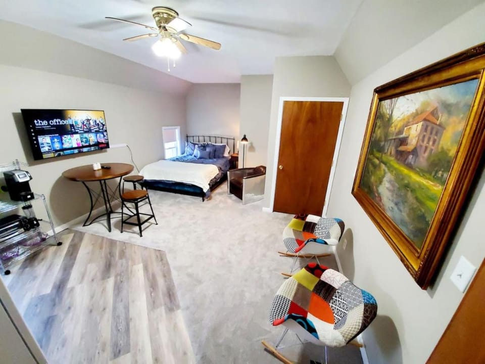Walkable Cozy Downtown Studio, FREE Bikes to use Apartment in Columbus