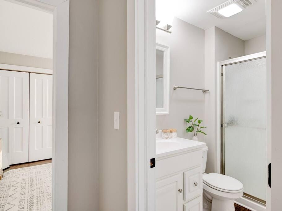 Cozy 1-Bedroom Retreat, New Remodel, Fast Wi-Fi Apartment in Columbus