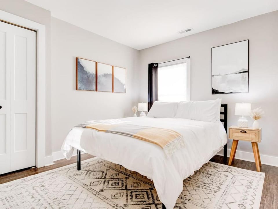 Cozy 1-Bedroom Retreat, New Remodel, Fast Wi-Fi Apartment in Columbus