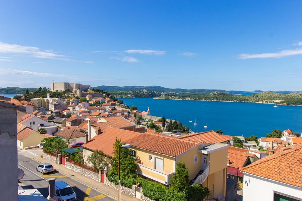 Sea view, Street view