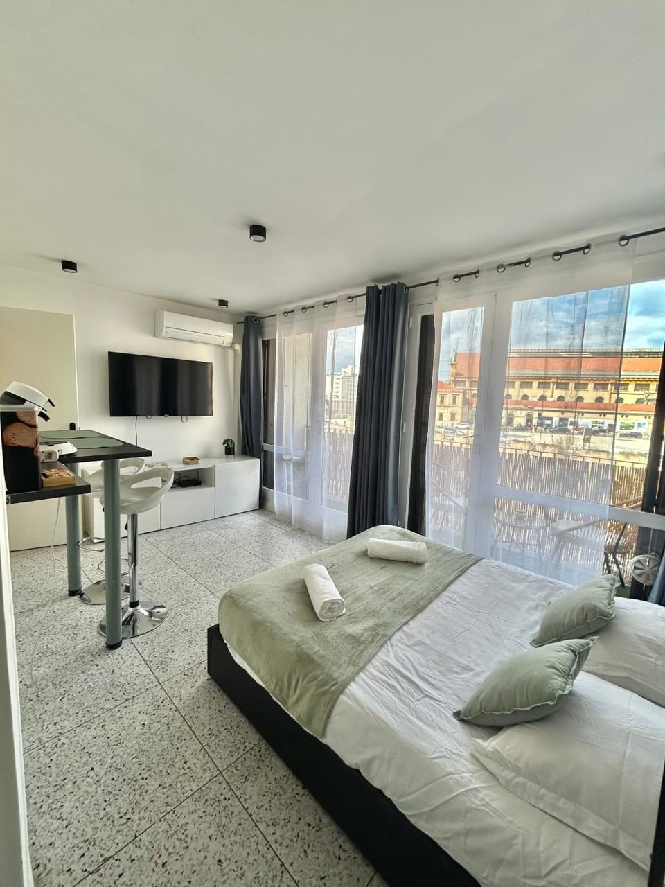 Communal lounge/ TV room, Bed, TV and multimedia, Living room, Photo of the whole room, Bedroom