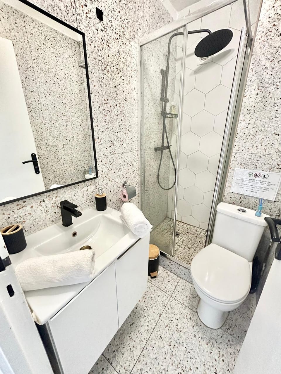 Shower, Toilet, Bathroom, towels
