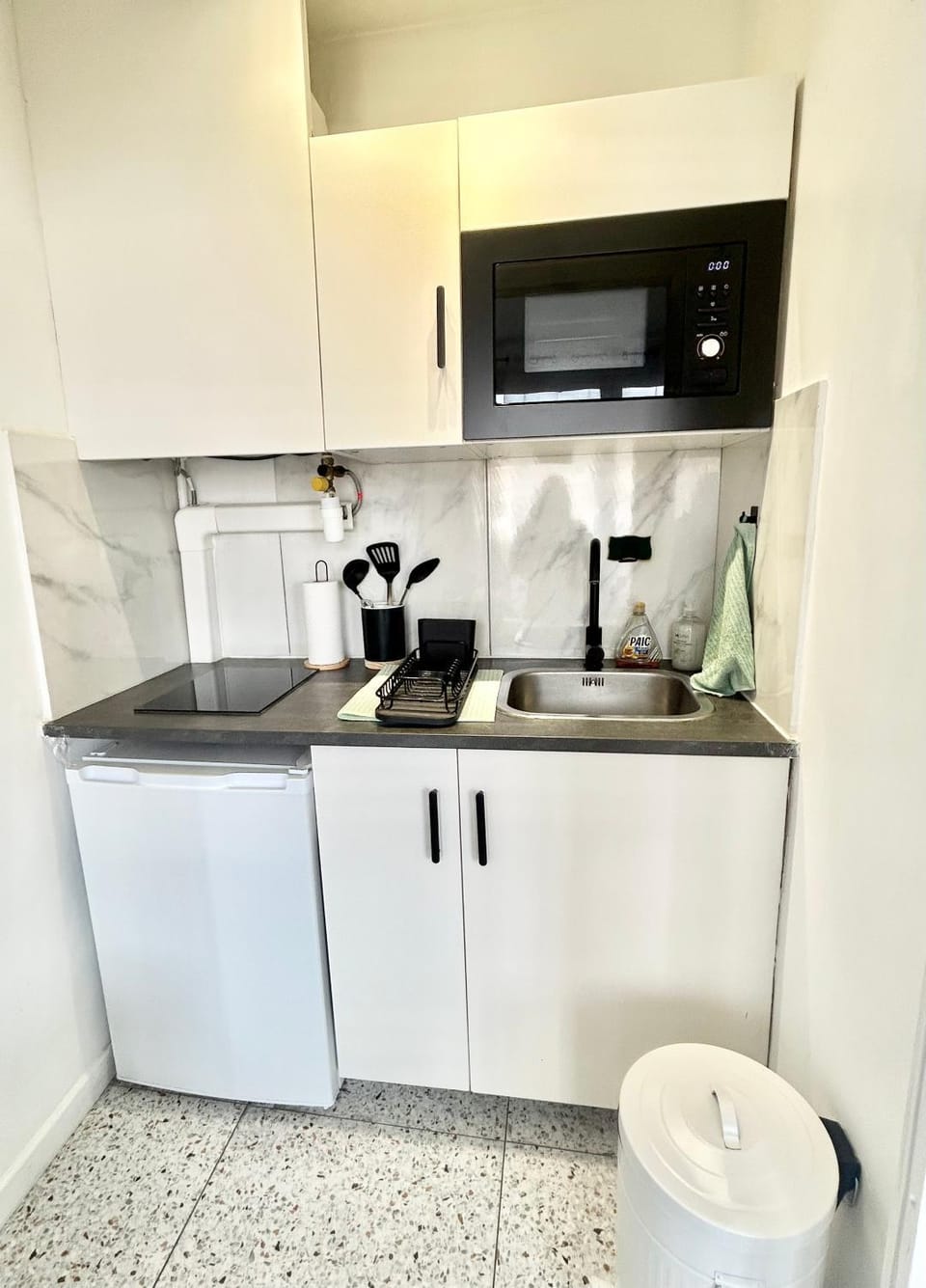 Coffee/tea facilities, Kitchen or kitchenette, stove