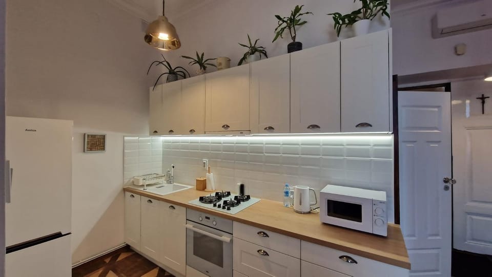 Coffee/tea facilities, Kitchen or kitchenette, microwave, oven, stove
