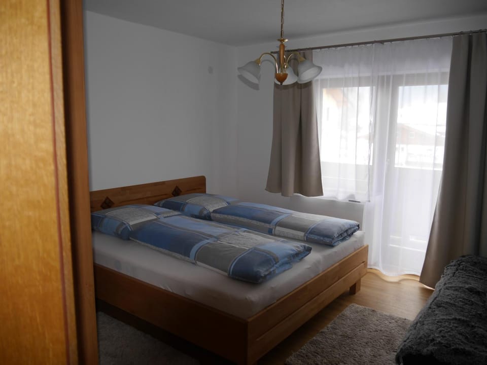 Photo of the whole room, Decorative detail