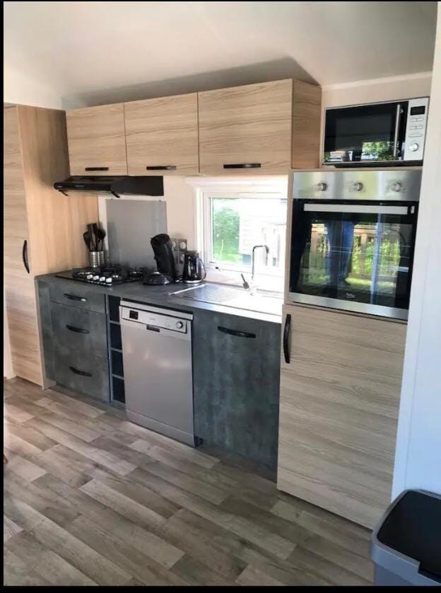 dishwasher, oven, stove