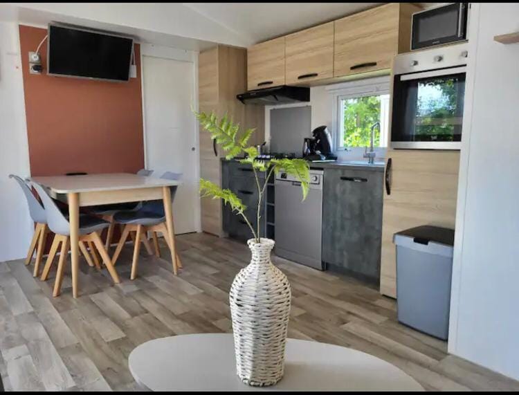 TV and multimedia, Kitchen or kitchenette, Dining area