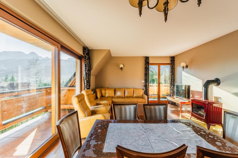 View (from property/room), Balcony/Terrace, Living room, Seating area, Dining area, Mountain view