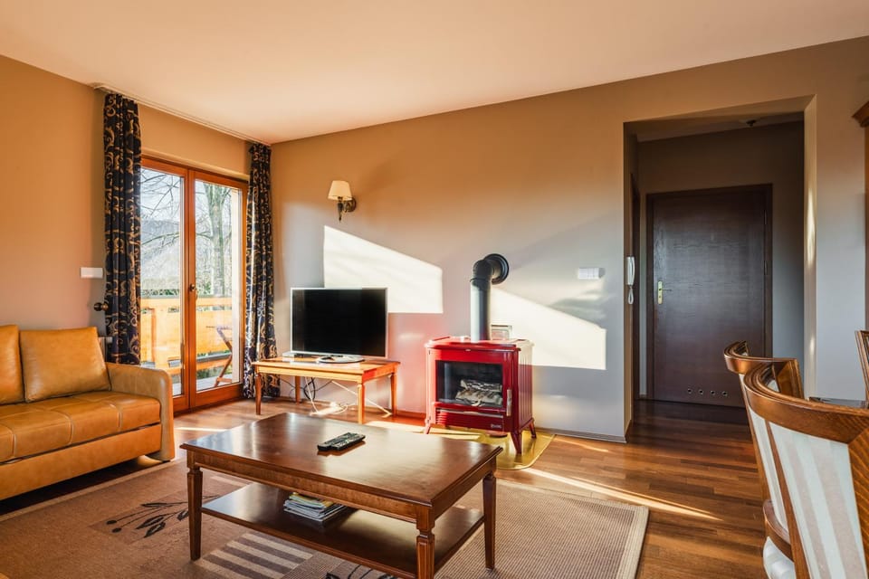 Communal lounge/ TV room, TV and multimedia, Living room, Seating area, Evening entertainment