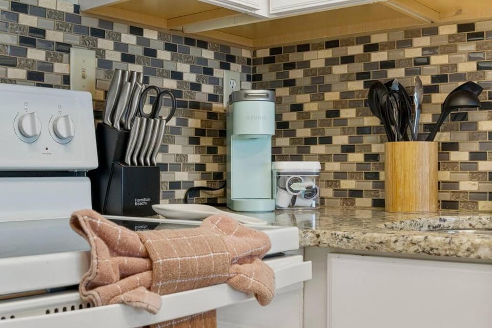 Snowbird rate! Heated pool, steps to private beach House in Destin