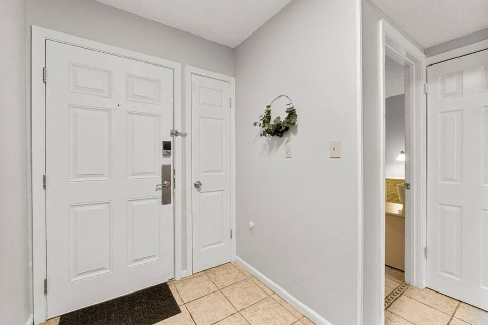 Snowbird rate! Heated pool, steps to private beach House in Destin