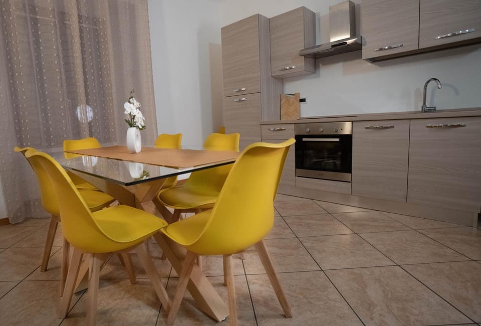 Kitchen or kitchenette, Living room, Seating area, Dining area, pet friendly, stove