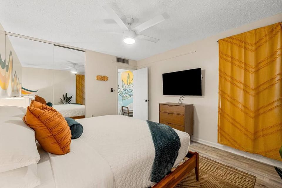 Fun cozy beach retreat! Steps to beach, heated pool & pickleball House in Destin