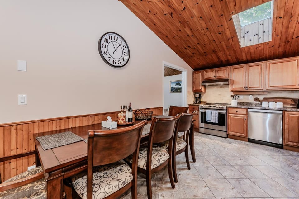 Dining area, kitchen