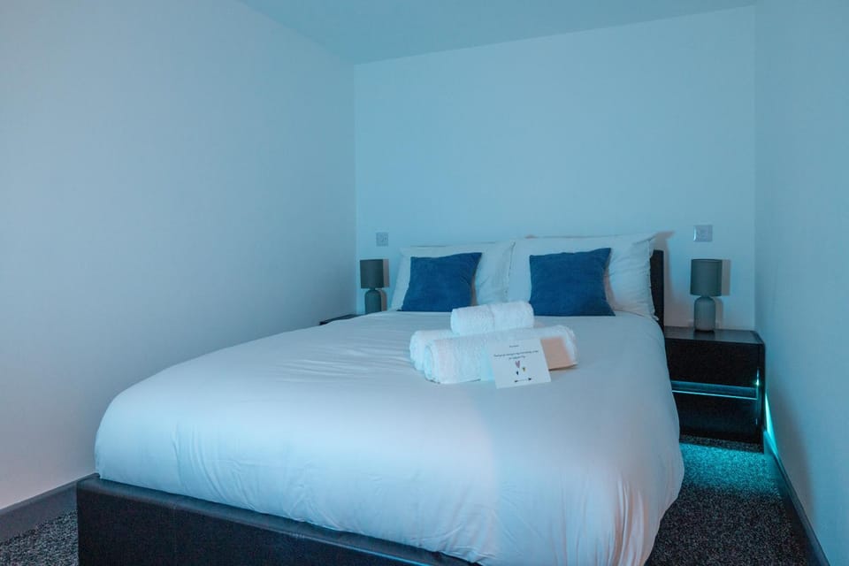 Bed, Bedroom, towels