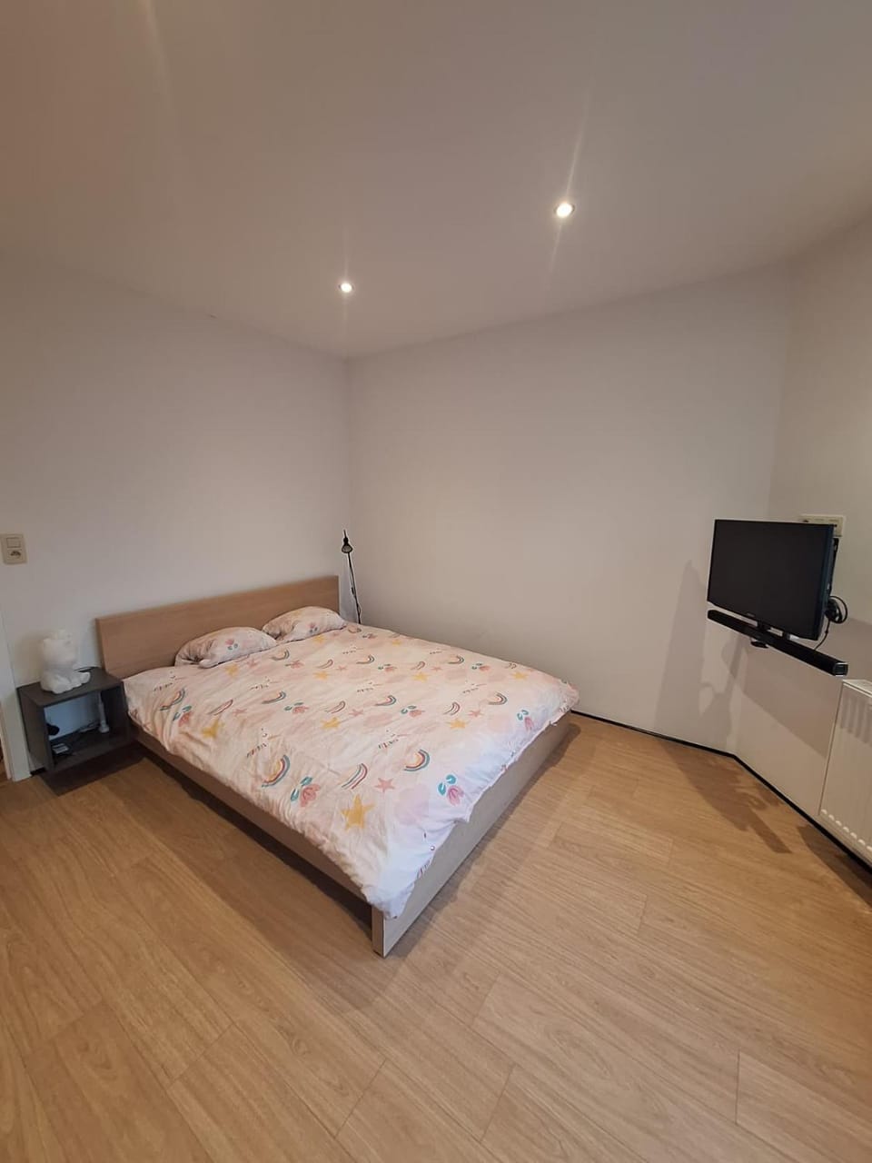 Bed, TV and multimedia, Bedroom