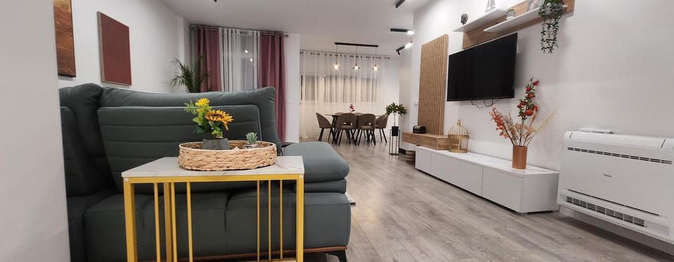 Communal lounge/ TV room, TV and multimedia, Living room, Seating area, air conditioner