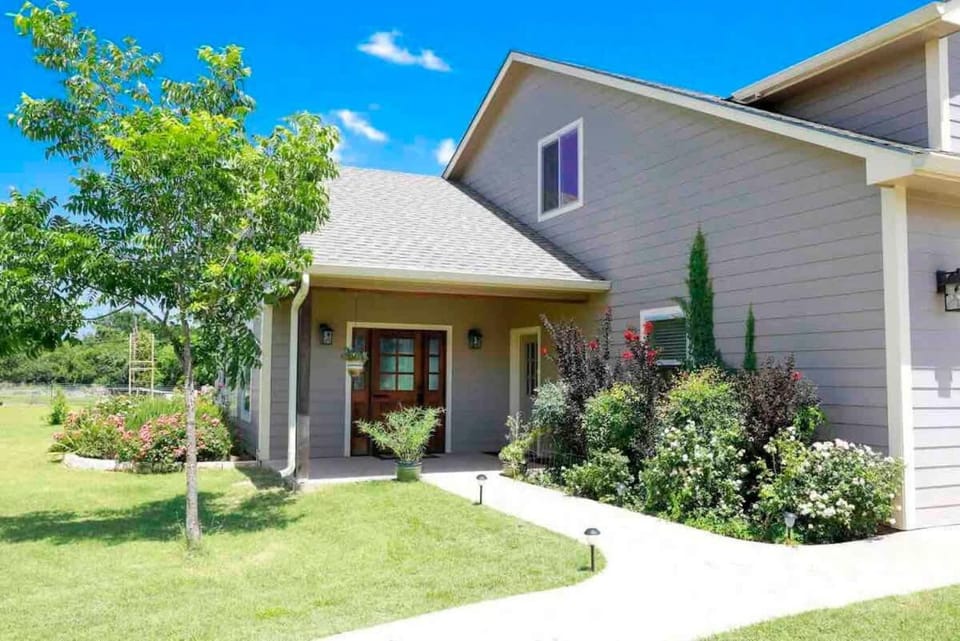 Hailey's Cottage on Small Farm-16 minutes to Silos House in Waco