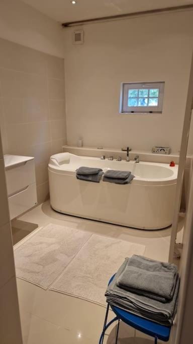 Hot Tub, Bathroom, Bath, towels