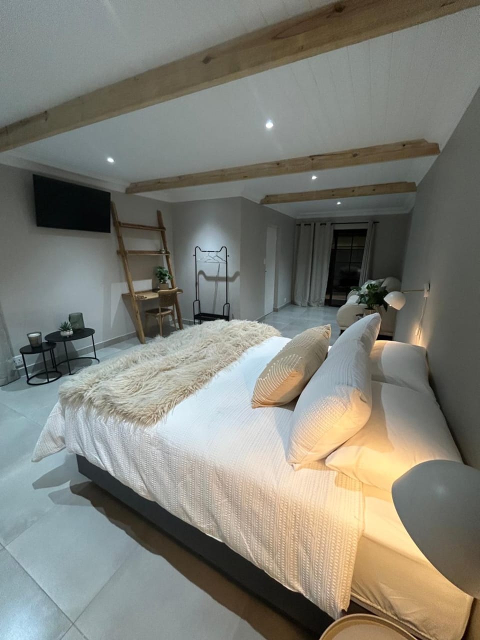 Photo of the whole room, Seating area, Bedroom