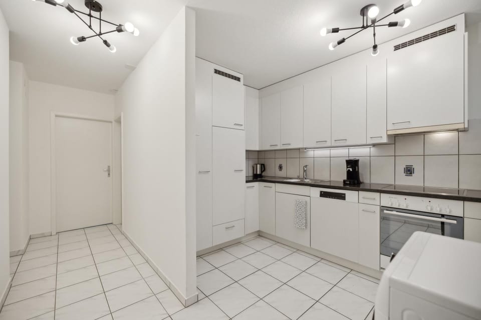 Kitchen or kitchenette, dishwasher, oven