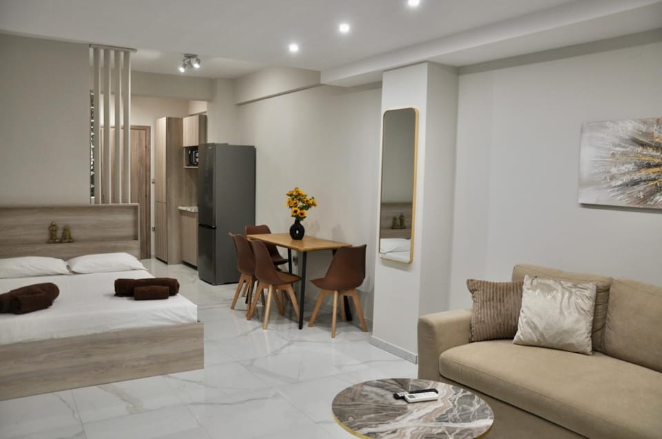 Bed, Photo of the whole room, Dining area