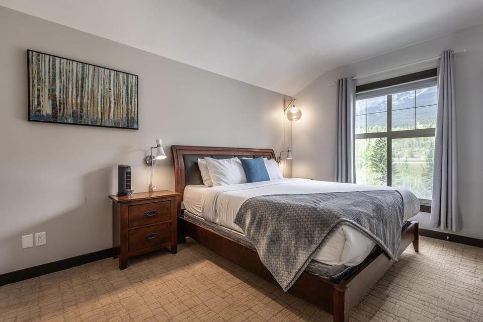 Stunning Silver Creek 1Br Mtn view penthouse Apartment in Canmore