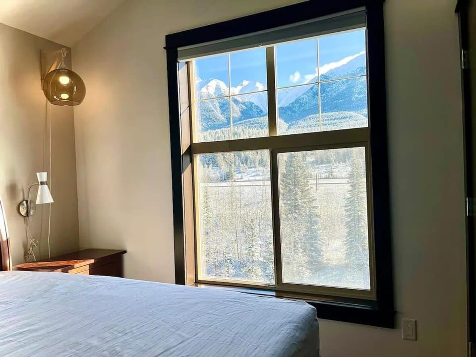 Stunning Silver Creek 1Br Mtn view penthouse Apartment in Canmore