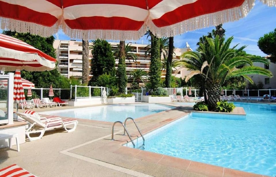Property building, Day, Pool view, Swimming pool, sunbed