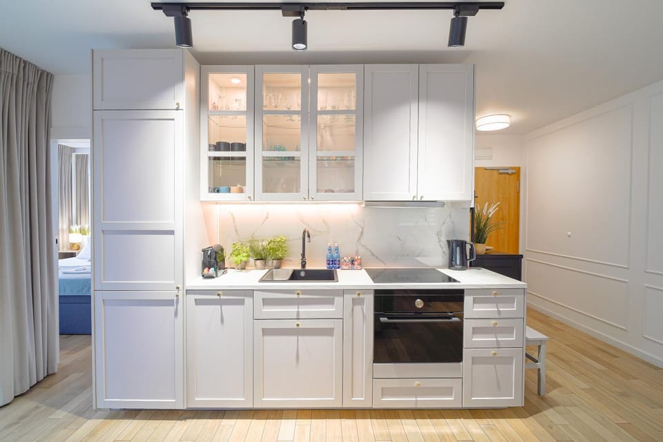 Kitchen or kitchenette, microwave, stove