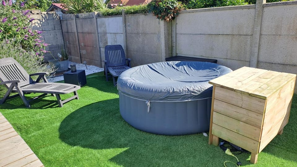 Patio, Day, sunbed
