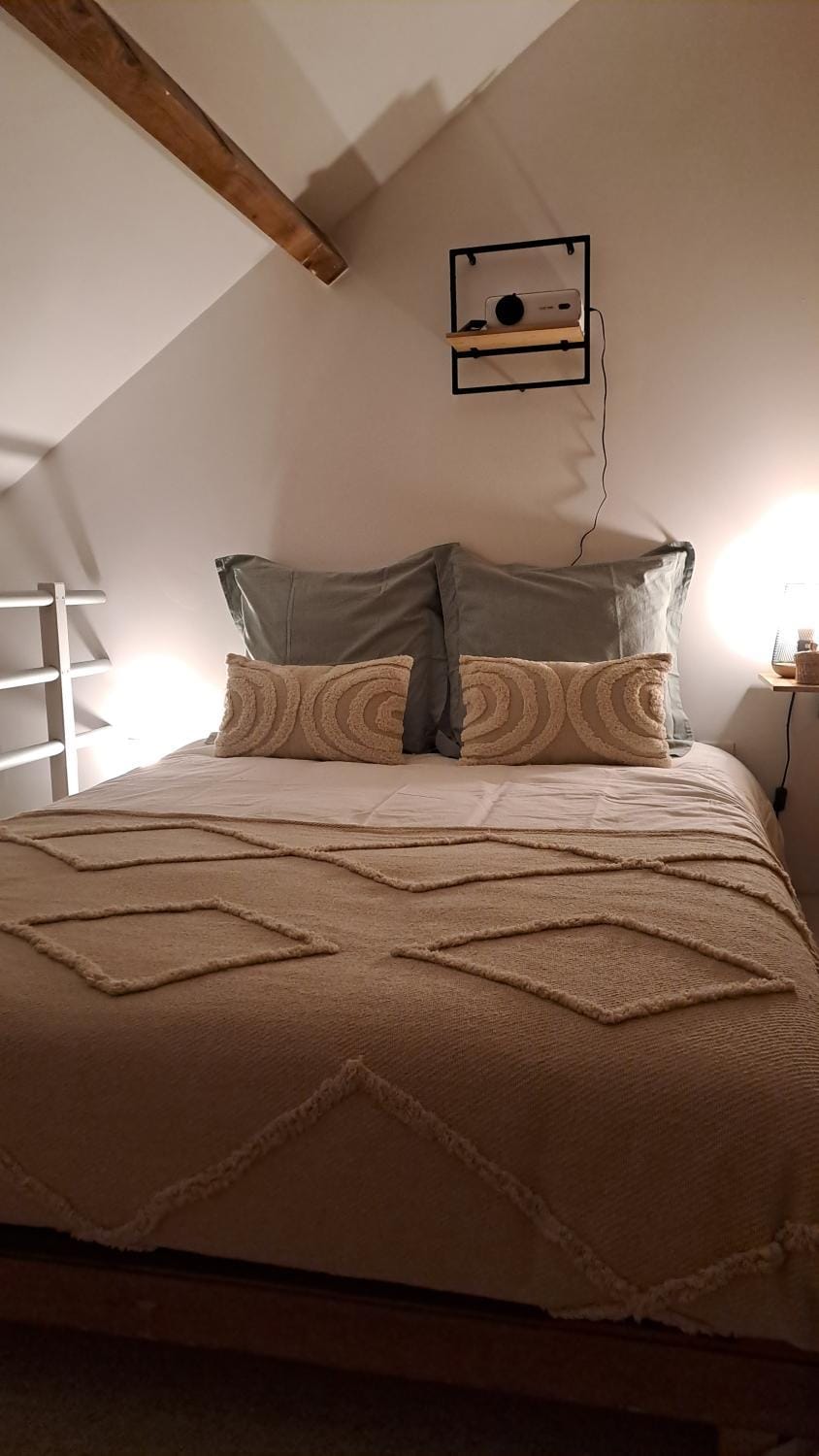 Bed, Photo of the whole room, Bedroom