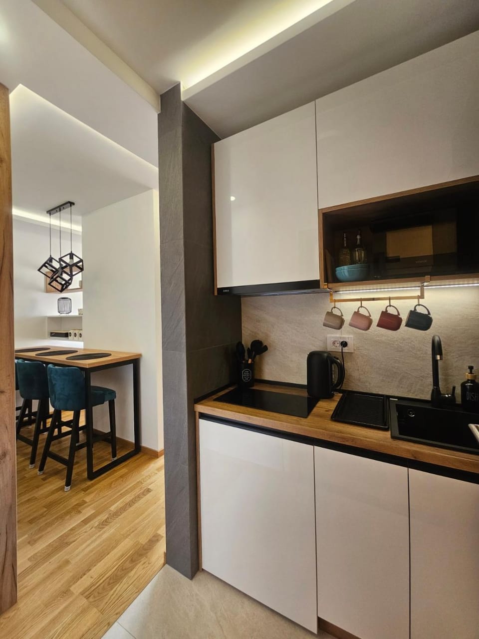 Coffee/tea facilities, Kitchen or kitchenette, Dining area, stove, toaster