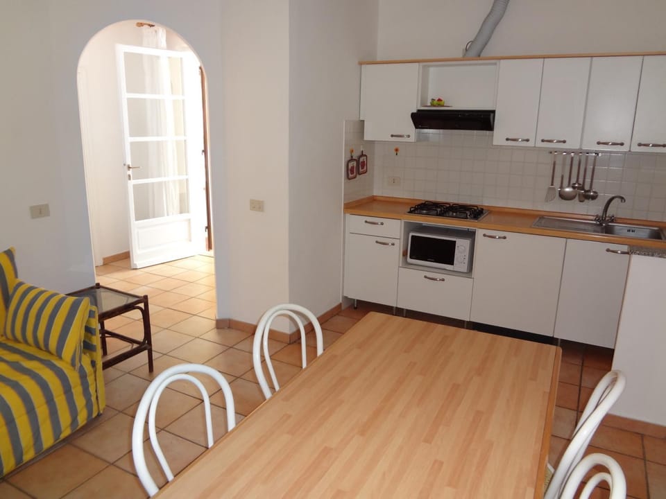 Kitchen or kitchenette, Dining area, minibar, stove