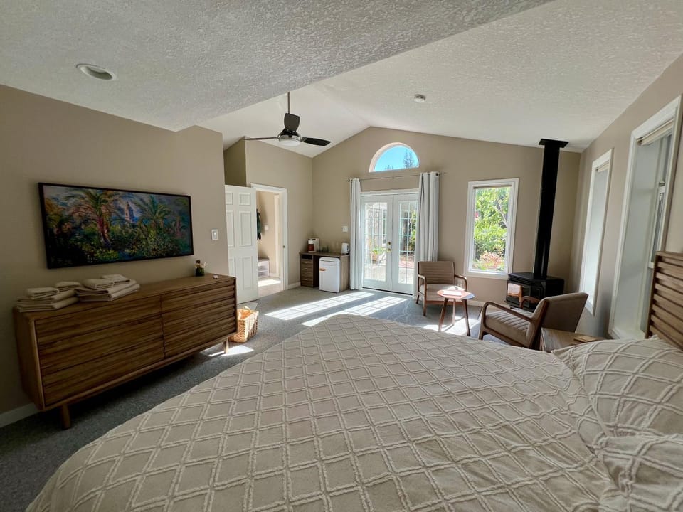 Bed, TV and multimedia, Photo of the whole room, Seating area, Bedroom