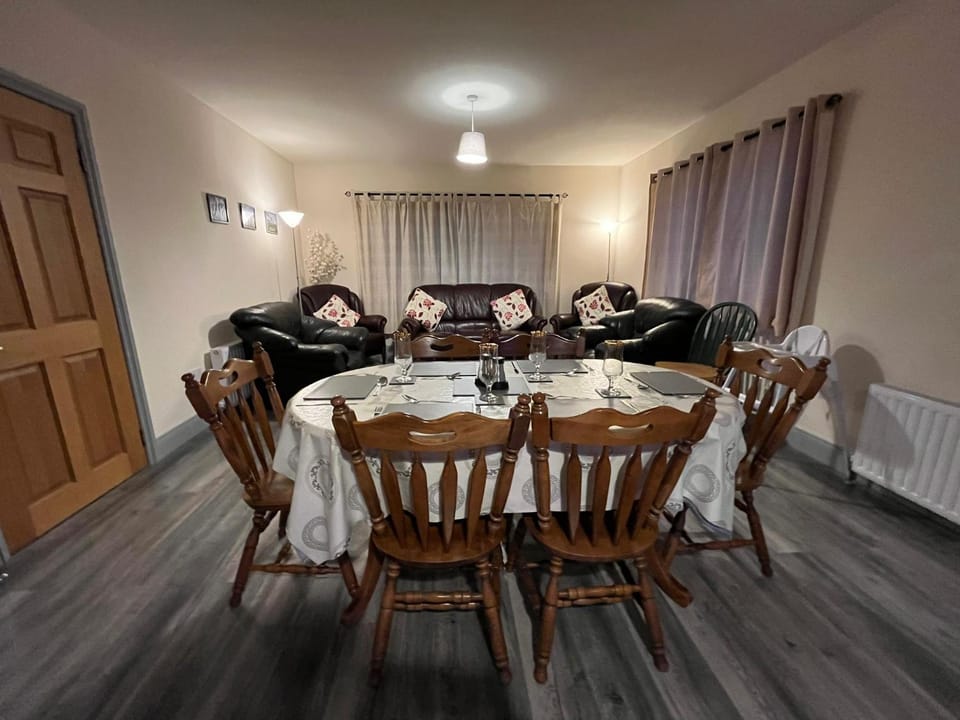 Seating area, Dining area, heating