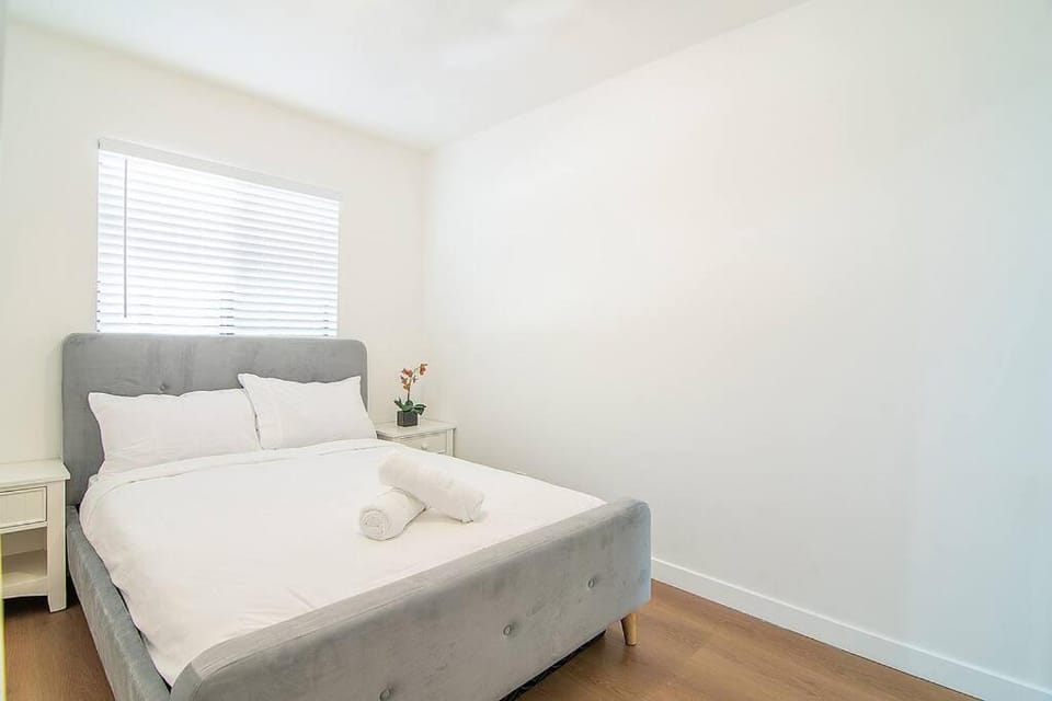 2BR Plus Bonus Room and Pool Access Near Universal Studios Apartment in Van Nuys